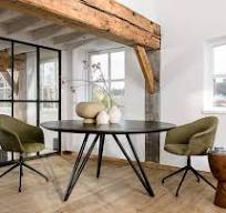 ronde tafel met stoelen