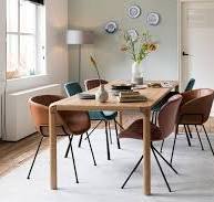 verschillende stoelen aan tafel