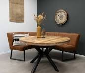 tafel met bank en stoelen
