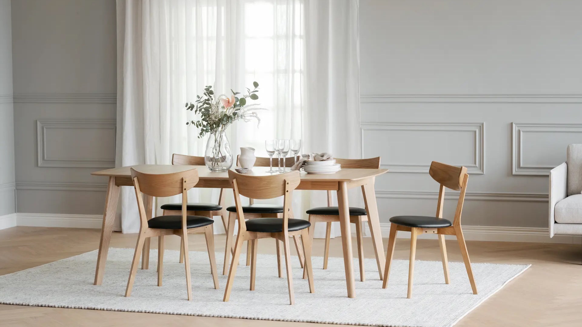 tafel met verschillende stoelen
